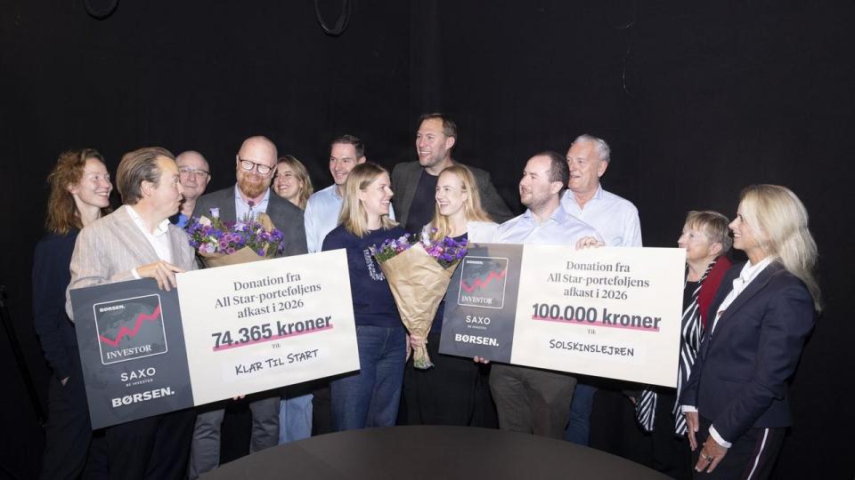 Knap 175.000 kr. fra afkastet på aktierne i podcasten “Børsen Investor” er sendt til to modtagere: Solskinslejren og Klar til start. Med på billedet fra højre: Gro Høyer Thielst, Simon Kirketerp, Johnny Madsen, medstifter af Klar til Start Jens Romundstad, Anine Holmelund Frandsen, Jesper Langmack og så tre repræsentanter for Solskinslejren Emilie Christiansen, Thomas Bøllingtoft og Kristine Lammert. Dernæst fra Saxo Bank Oskar Bernhardtsen, investorerne Ole Søeberg og Nina Movin samt Tina Riising.