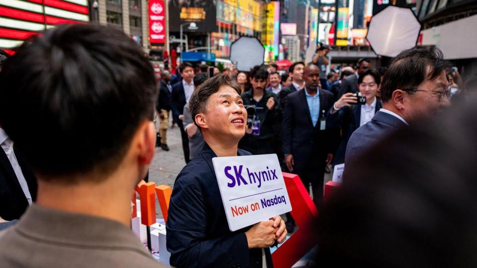 Det sydkoreanske chipfirma SK Hynix blev dobbeltnoteret i USA fredag, men falder tungt i Sydkorea mandag.