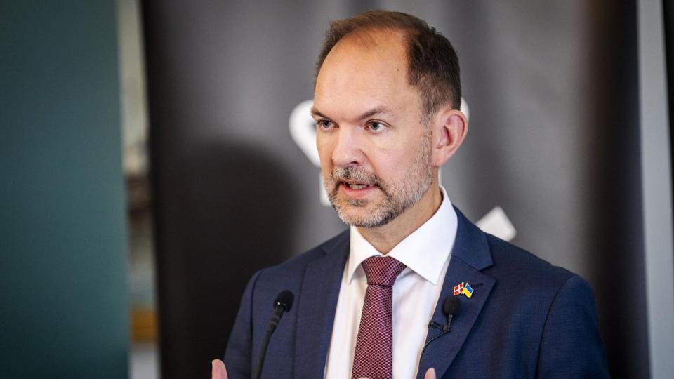 Forsvarsminister Jeppe Bruus’ (S) udtalelser om dansk rumindustri giver et indtryk af, at han tror, at det er en industri, der først skal opfindes eller modnes. Virkeligheden er, at den allerede eksisterer, skriver kronikkens afsendere. 
