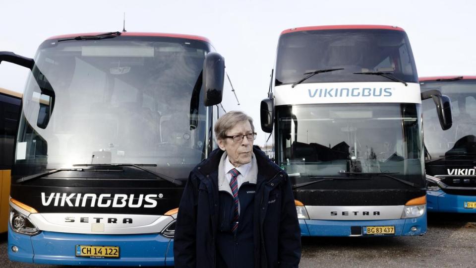 79-årige Peter Torben Hansen arbejder fortsat som buschauffør, selvom han kunne være gået på folkepension for mange år siden. 
