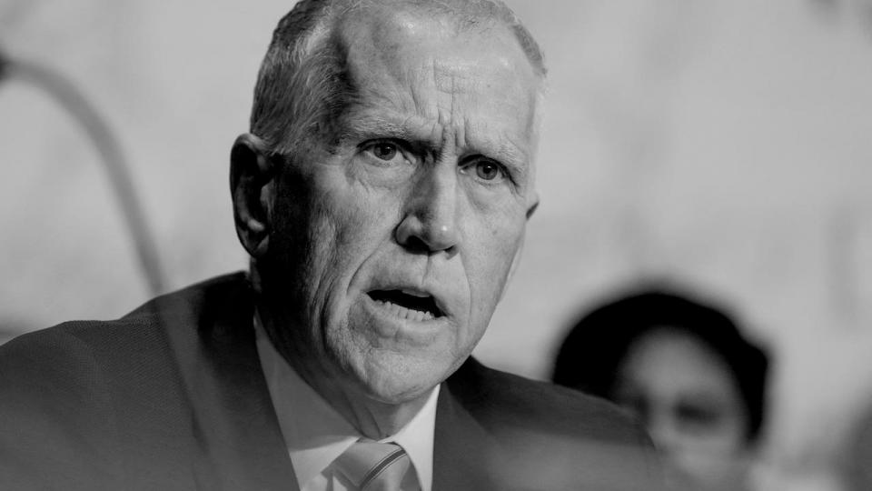 Det er “samvittighedsløst, at denne administration bøjer sig for en russisk diktator,” skriver den republikanske senator Thom Tillis på X.