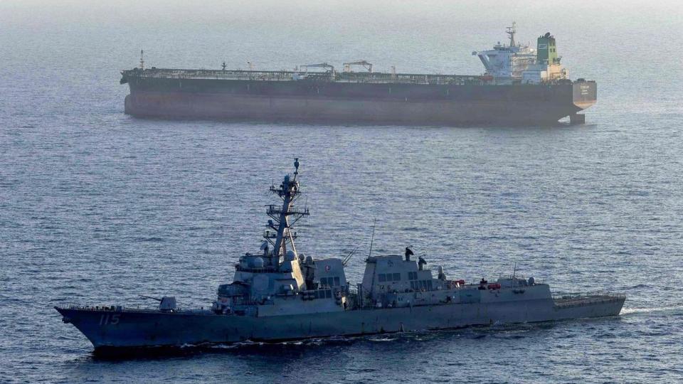 Fra den amerikanske flåde er det her i forgrunden destroyeren USS Rafael Peralta i Arleigh Burke-klassen guidet-missile destroyer USS Rafael Peralta, der opretholder en blokade mod tankskibet Stream, der sejler under iransk flag.