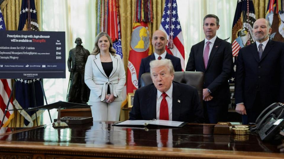 Novo Nordisks topchef, Mike Doustdar, besøgte Donald Trump i Det Hvide Hus, i forbindelse med at den danske medicinalkæmpe indgik en prisaftale med USA. 