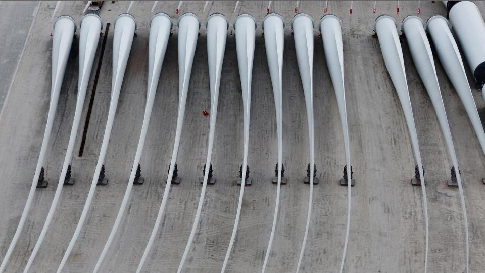 Myndighederne i USA har beordret, at fem havvindprojekter, der er ved at blive opført, skal sættes på pause. Det rammer danske selskaber som Ørsted og Copenhagen Infrastructure Partners. Nu har en amerikansk aktør sagsøgt administrationen.
