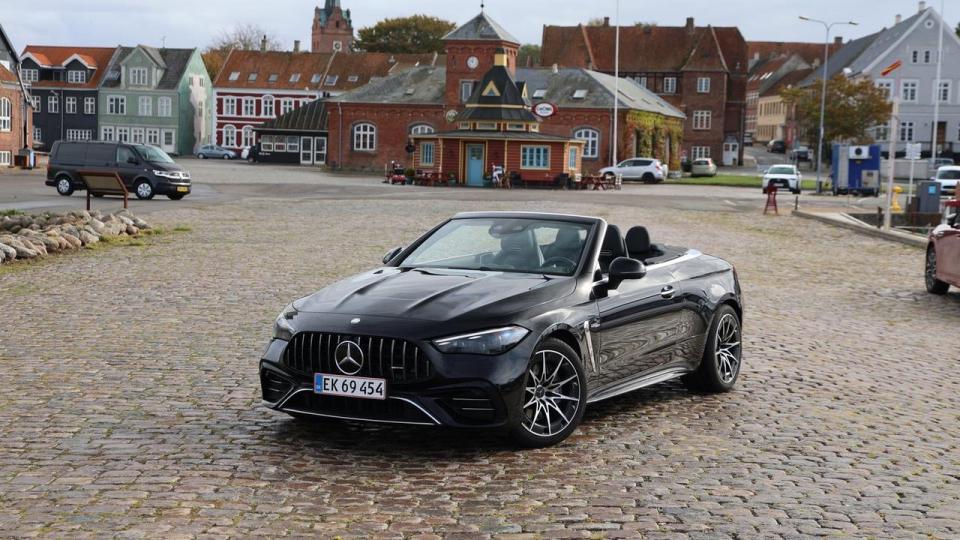 Hjulene måler 265/40R19-295/35R19 for og bag. De 19” sportsfælge er standardudstyr, og 20” fælge starter fra 17.415 kr.