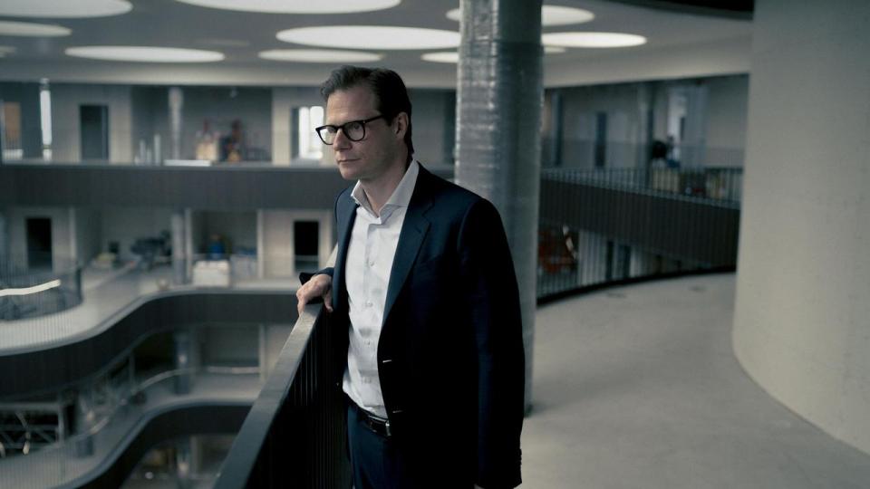 “Vi fokuserer på kunden. Og ikke om kunden skal vælge det ene produkt eller det andet,” siger Carsten Egeriis, adm. direktør i Danske Bank. 