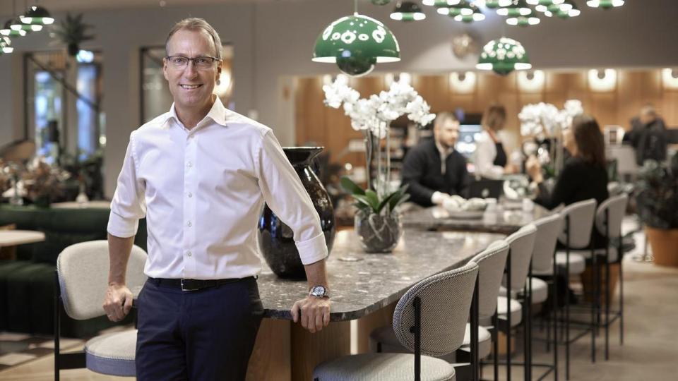 Jens Mathiesen er topchef i hotelkæden Scandic, som sommeren over byder ferieramte inden for. Men hvordan kobler topchefen selv af? 