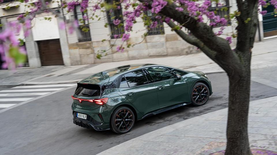 Cupra-mærkets trekantede logo går igen i baglygterne, hvor nu også logoet er integreret i lysbjælken og kan belyses.