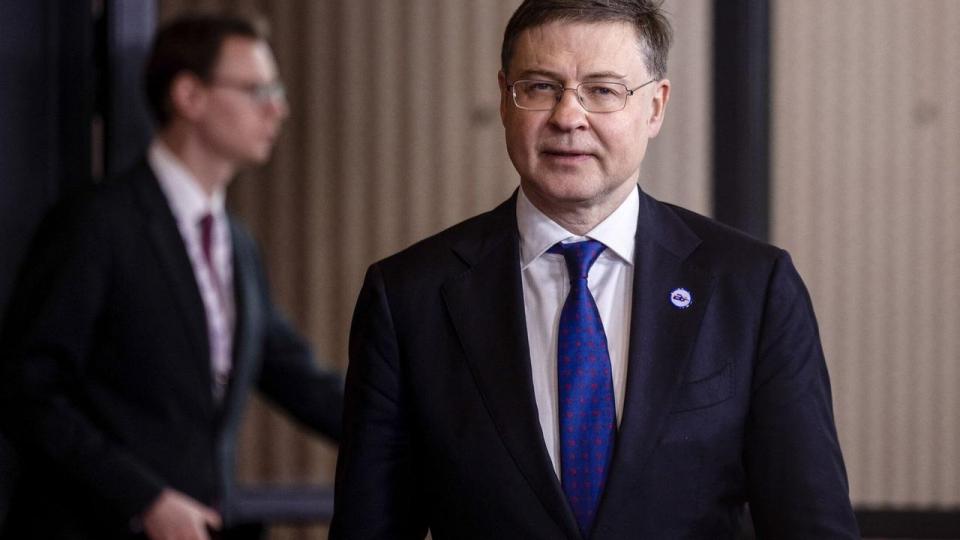 EU’s økonomikommissær Valdis Dombrovskis siger, at våbenhvilen “forventes at lette presset fra energikrisen”