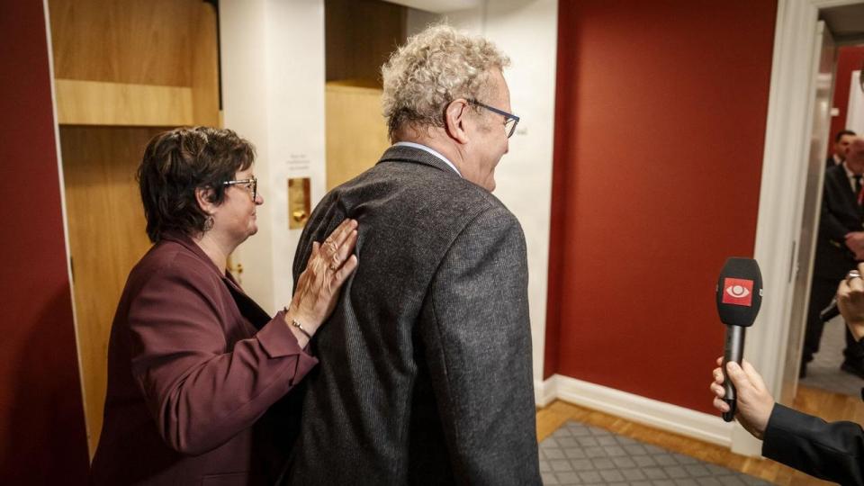 Fem folketingsmedlemmer, herunder Preben Bang, stemte mod partilinjen og nej til den såkaldte gødskningslov i begyndelsen af september, hvilket satte fut under den nuværende krise i Venstre.