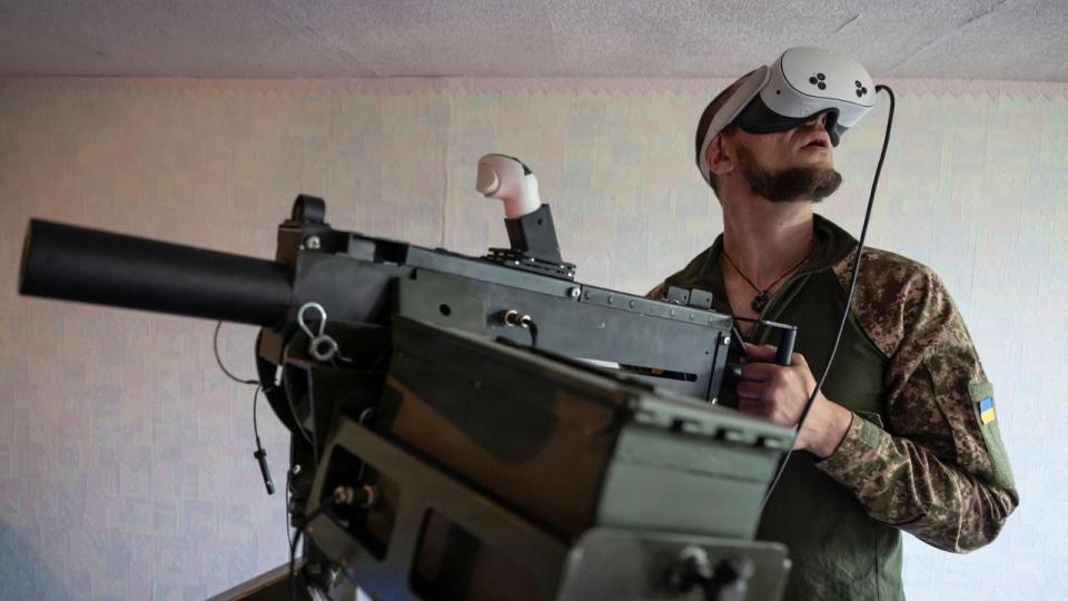 En soldat fra en luftforsvarsenhed i den 13. operative brigade “Khartija” i Ukraines nationalgarde bruger VR-briller under træning i at nedskyde luftmål.
