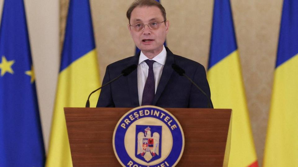 Rumæniens nye premierminister, Luca Niculescu, blev tirsdag godkendt af parlamentet.