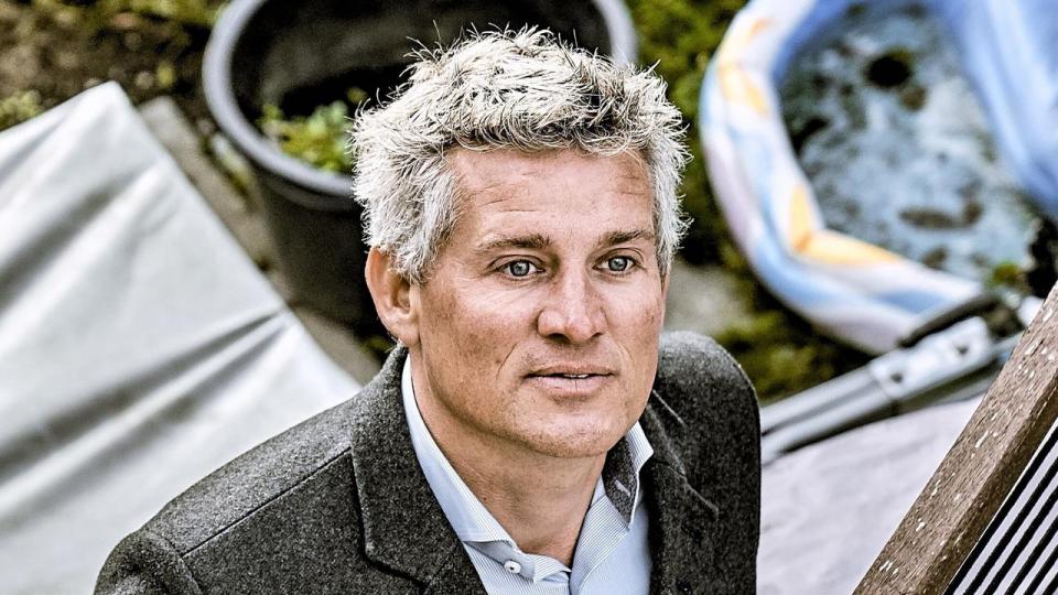 Investeringsrådgiveren Uffe Dreiser, der har en fortid i en række storbanker, har fået løn for at hverve nye investorer til den kollapsede spilleforening Optimizer, som har vist sig at være et pyramidespil.