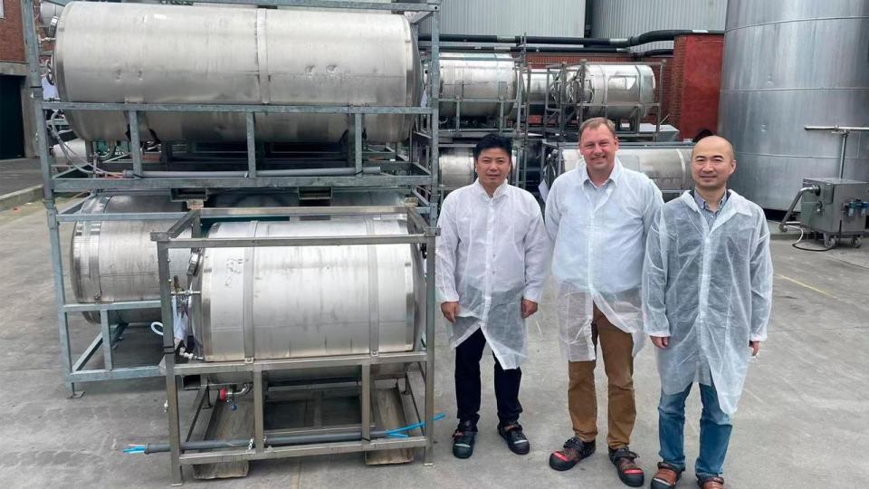 Ferrums salgsdirektør Carsten Jørgensen med de nye asiatiske samarbejdspartnere.