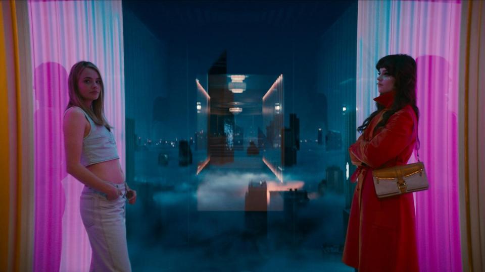 Elle (Sophie Thatcher, t.h.) og Hunter (Kristine Fröseth, t.v.) er en form for veninder i det stærkt kunstige miljø på Tower Hotel i “Her Private Hell”. Har de overhovedet noget tilfælles?