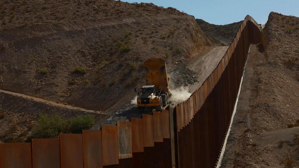 I et nyt arkadespil, som Det Hvide Hus har lanceret, bliver spilleren opfordret til at “beskytte grænsen”. I virkelighedens verden arbejdes der også på en grænsemur mellem Mexico og USA, her set fra Ciudad Juárez i Mexico i slutningen af august.