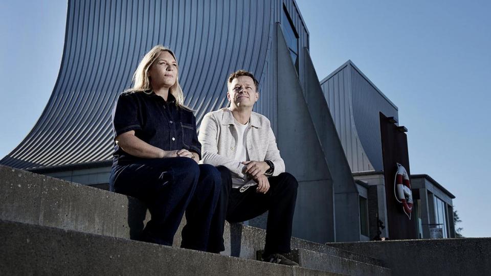 Efter selv at være blevet overrasket af en millionregning, da de arvede familiens værdier, har Mette og Mads blikket rettet mod næste generation. Nu planlægger de i god tid, så deres fem børn ikke en dag står i samme situation.