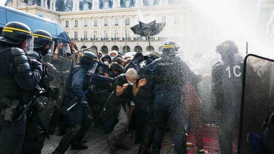 I Rennes i det vestlige Frankrig kom det til sammenstød, og politiet brugte vandkanoner mod demonstranter.
