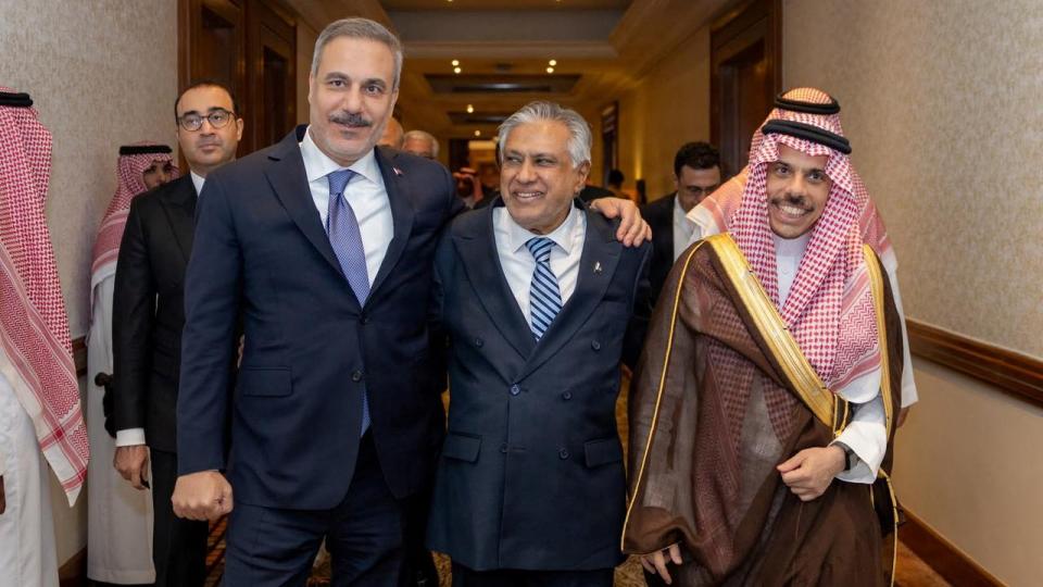 Tyrkiets udenrigsminister Hakan Fidan, Pakistans vicepremierminister og udenrigsminister Mohammad Ishaq Dar samt Saudi-Arabiens udenrigsminister, prins Faisal bin Farhan Al Saud, forlader stedet efter et udvalgsmøde i forbindelse med Mekka-forsvarspagten i Riyadh, Saudi-Arabien, den 5. oktober 2026.