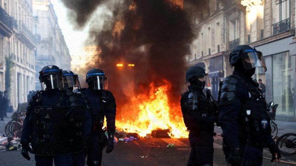 I kølvandet på weekendens protestdemonstrationer har fransk politi indført et forbud tirsdag mod, at personer medbringer dunke eller flasker, der indeholder benzin eller gas. Ligesom fyrværkeri heller ikke er tilladt.