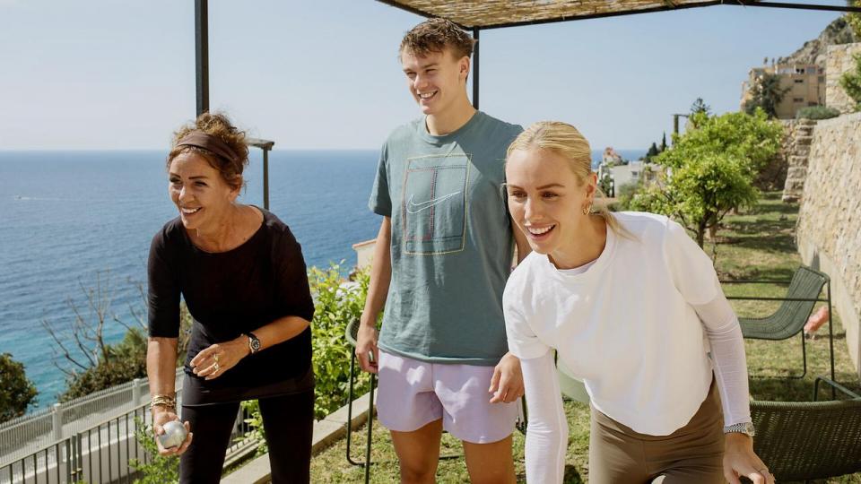 Holger Rune i haven ved villaen uden for Monaco sammen med sin mor Aneke (t.v.) og søster Alma (t.h.). I Børsens podcast “Boligejerne” åbner de for deres boliginvesteringer.