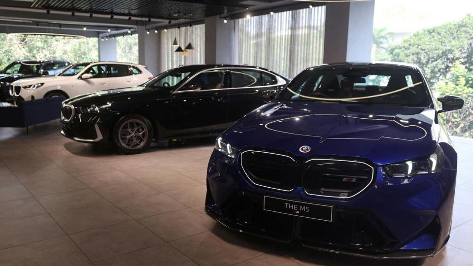 BMW kommer presset ud af et udfordrende år, men leverer alligevel et større overskud end Volkswagen og Mercedes-Benz.