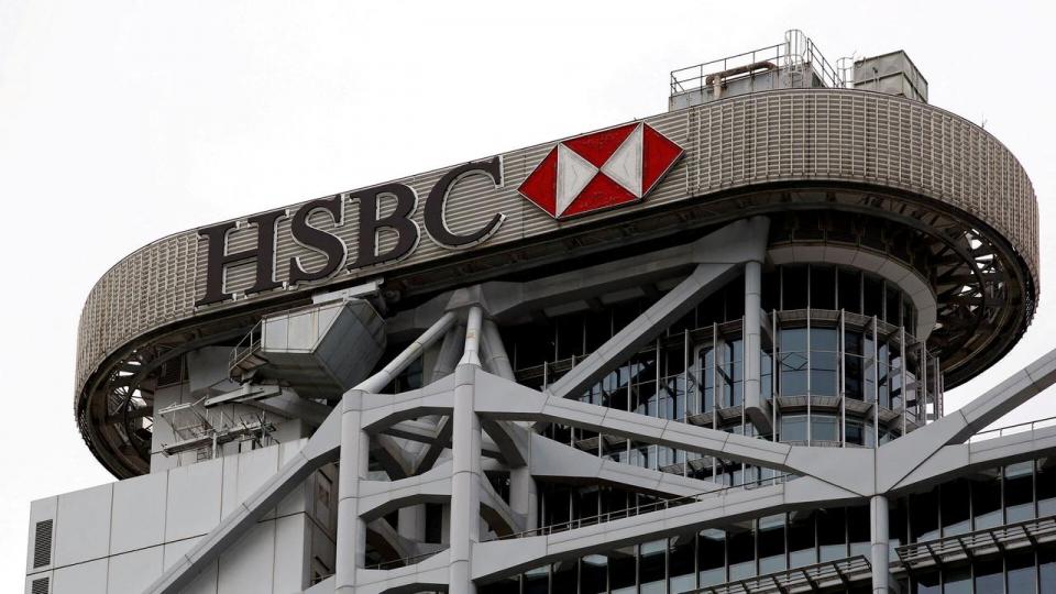 Det er vigtigt at have øje for de selskaber, der kan blive ramt i anden og tredje række, efter to store amerikanske selskaber på kort tid er gået konkurs, lyder det fra finansdirektøren i storbanken HSBC.