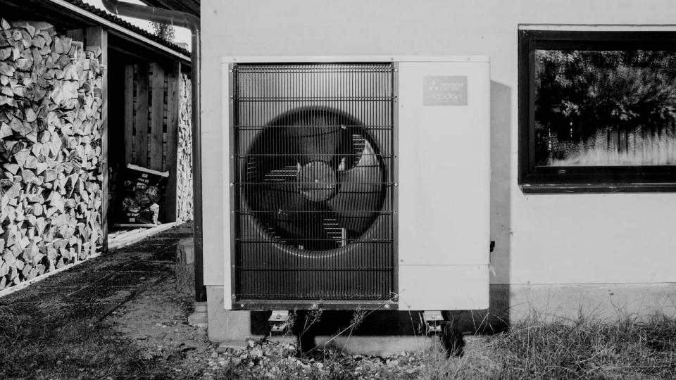 Udskiftning af olie- og gasfyr til varmepumpe er blevet populært i kølvandet på krigen i Mellemøsten, der har sendt energipriserne i vejret.