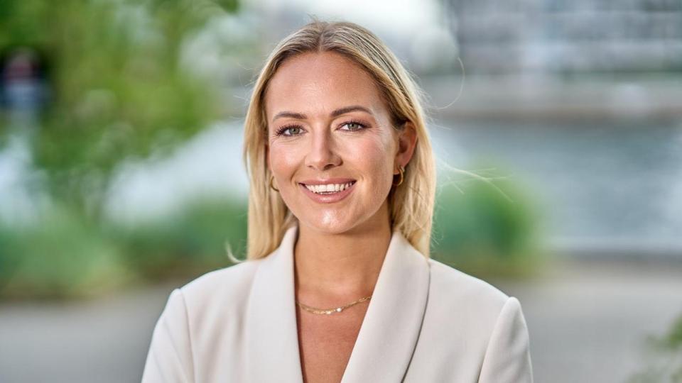 Julie Kuhn faldt for både Aalborg og Bornholm på sin barndoms odyssé med sin fars forskellige job.