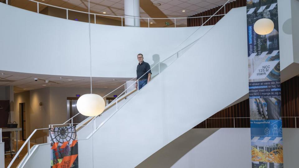 Med brug af indeklimasensorer kan Lars Andersen og de øvrige kolleger i teamet opsamle data om antallet af medarbejdere på NCC’s hovedkontor i Søborg. Det har medført store energibesparelser. Foto: Simon Fals
