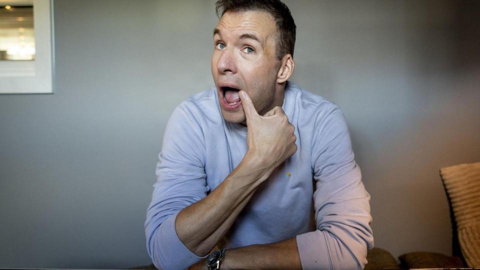 Komiker Simon Talbot overtager rollen som studievært på DR’s politiske satireprogram. Programmet ændrer navn fra “Tæt på sandheden” til “Kommissionen” og har premiere 18. april. 