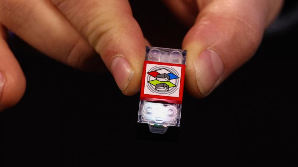 I hjertet af en helt ny produktplatform er brikken, der kaldes Lego Smart Brick. Den er drevet af en specialudviklet mikrochip, der gør den i stand til at interagere med andre legoklodser. 