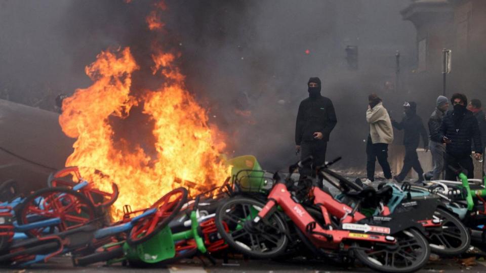 Frankrig var i sidste uge præget af store demonstrationer, hvor blandt andet universitetsstuderende og skolelærere krævede bedre forhold på skolerne. Her ses billede fra Place de la République i Paris. 