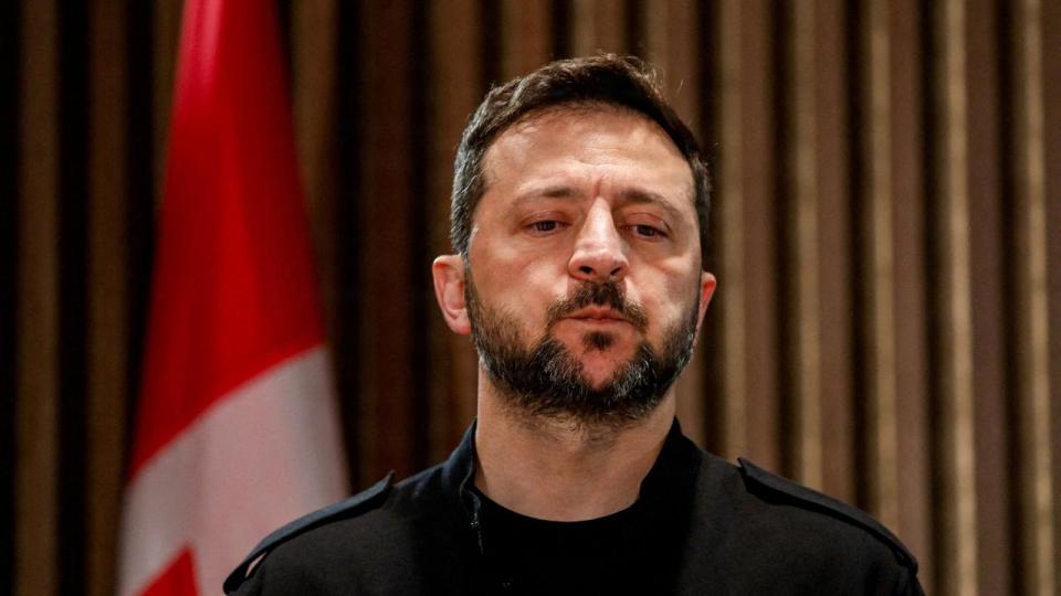Lørdag meddelte Ukraines præsident, Volodymyr Zelenskyj, på sociale medier, at det ukrainske militær havde opnået “meget betydelige resultater med langtrækkende angreb i Det Kaspiske Hav”. Angrebene var blandt andet rettet “mod fartøjer, der blev anvendt til militære godstransporter med tilknytning til Iran, samt et krigsskib”, skrev han.