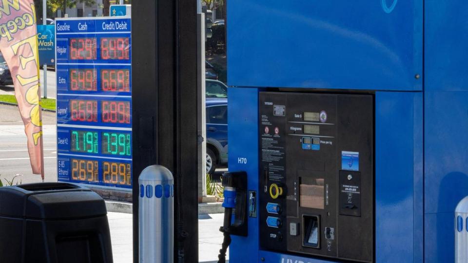 Benzinpriserne er steget i hele USA som følge af krigen med Iran. De højere energiudgifter er med til at presse amerikanernes leveomkostninger yderligere.