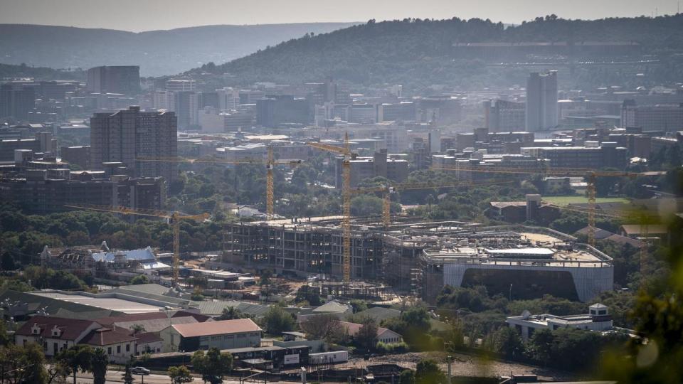 Alt for mange danskere forbinder Afrika med konflikt, sult og bistandsafhængighed. Udfordringerne findes, og de skal ikke negligeres, men det er ikke hele historien om Afrika. Afbilledet: Hovedstaden Pretoria i Sydafrika.