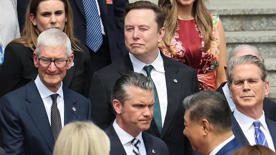 Præsident Xi Jinping hilser på  nogle af verdens førende topchefer, som Tim Cook fra Apple og Elon Musk, som Trump havde taget med til topmødet i Kina.Topmødet endte uden synligt resultat.