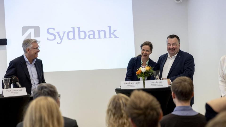 Pressemøde, i forbindelse med at Sydbank, Arbejdernes Landsbank og Vestjysk Bank fusionerer. Hovedpersonerne er Claus Jensen, formand for Dansk Metal og Arbejdernes Landsbank, samt Ellen Trane Nørby, formand for Sydbank, og Mark Luscombe, adm. direktør i den nye AL Sydbank.