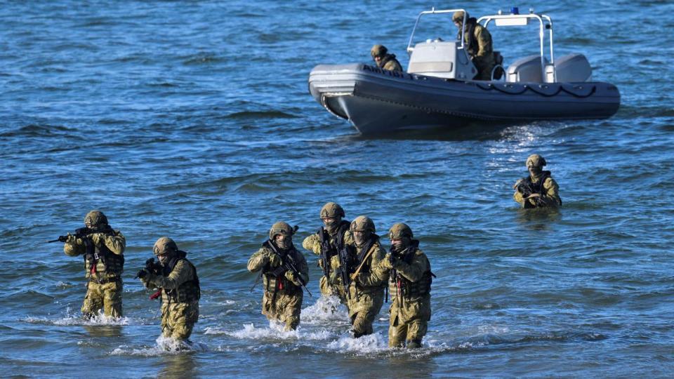 13 Nato-allierede gennemførte alliancens hidtil største og mest synlige øvelse i 2026, hvor 17 flådefartøjer, mere end 20 fly og ca. 1.500 militærkøretøjer i Tyskland testede evnen til koordinering på tværs af land-, luft-, hav- og cyberdomæner.