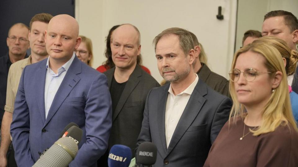 Finansminister Nicolai Wammen (S), økonomiminister Stephanie Lose (V), kulturminister Jakob Engel-Schmidt (M) og skatteminister Ane Halsboe-Jørgensen (S) samt repræsentanter for aftalepartierne præsenterer aftale om fødevarepriser i Finansministeriet.