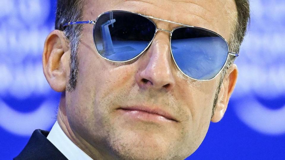Præsident Emmanuel Macron var tirsdag i Davos blandt de regeringschefer, der tydeligst advarede mod Donald Trumps autokratiske regeringsførelse. Solbrillerne skyldes en blodsprængning i det ene øje.