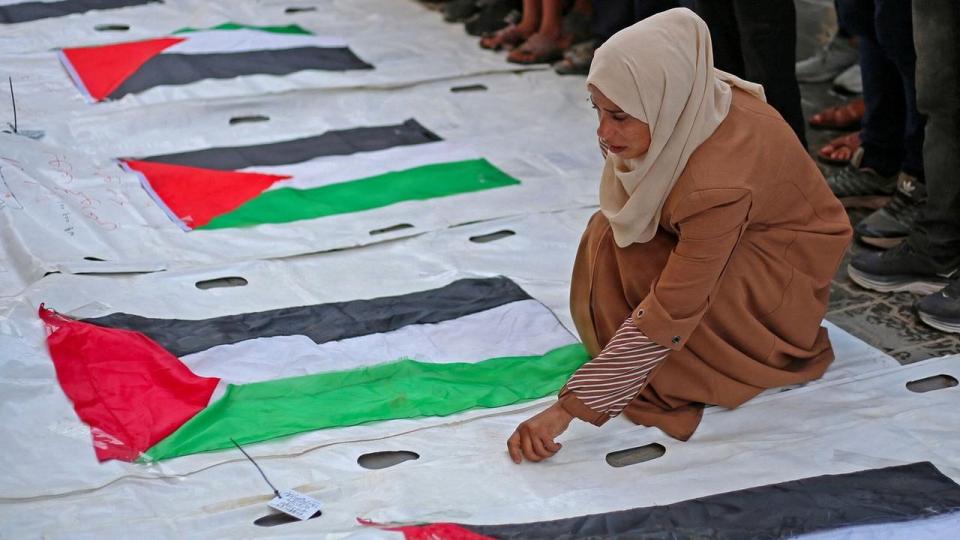 En kvinde deltog i slutningen af september i en massebegravelse efter et luftangreb i en flygtningelejr i Gaza. Flere end 1400 palæstinensere har mistet livet i Gaza, siden en våbenhvile trådte i kraft i oktober sidste år.
