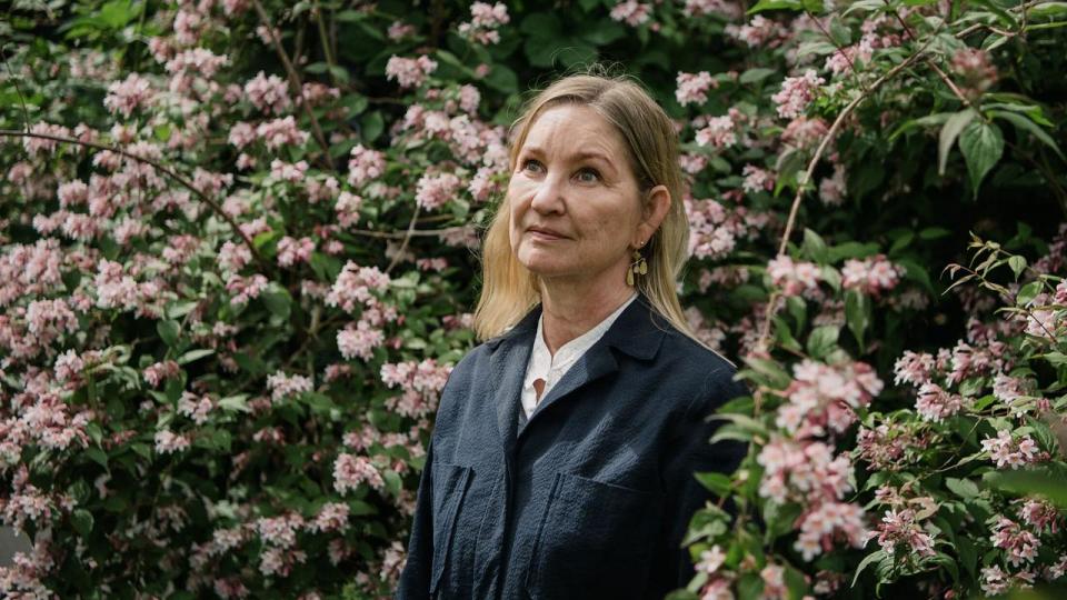 Forfatteren Naja Marie Aidt er delvis enig i, at tiden læger alle sår efter et stort traume. 11 år efter hendes søns tragiske dødsfald lever hun med sorgen og savnet. Men hun lever. Torsdag den 18. juni kan man høre hende tale om at overleve det værst tænkelige på Heartland Festival i en samtale med musikeren Søren Huss.