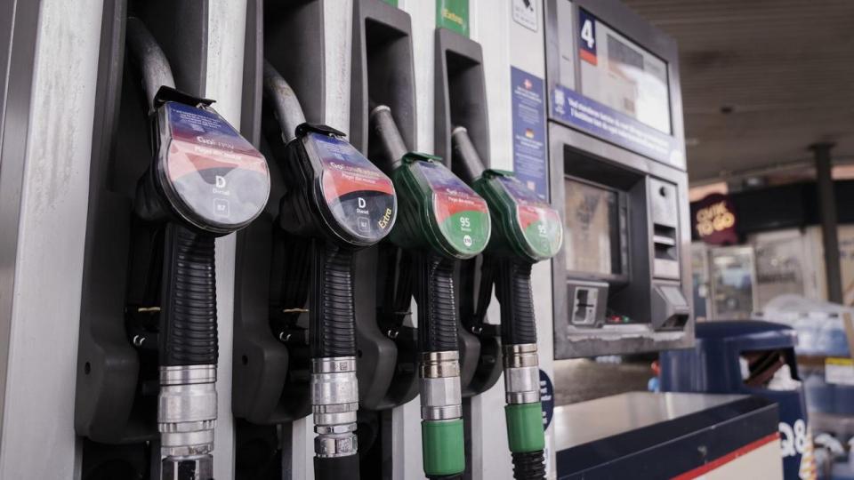 Vælg en pumpe. Turen til tankstationen er blevet danske bilisters skræk med benzin- og dieselpriser, der er steget voldsomt det seneste halve år