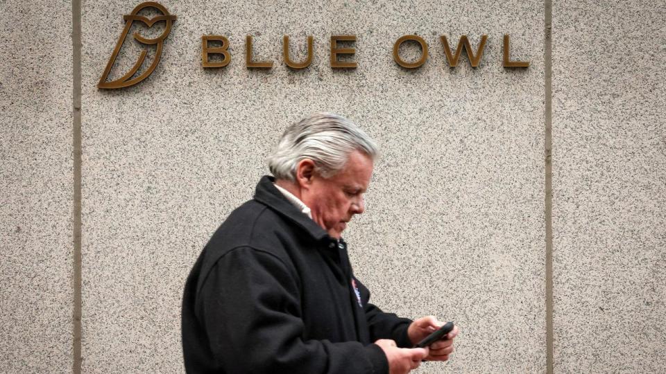 Blue Owl er blandt de største udbydere af lån uden om bankerne. Men nu vil investorerne have deres penge igen.