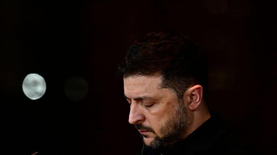 Den ukrainske præsident, Volodymyr Zelenskyj, åbner for at trække tropper ud af det østlige Ukraine.