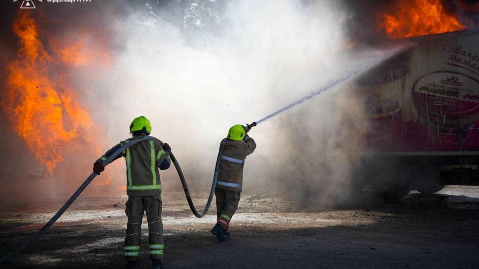 Brandmænd arbejder efter et angreb på infrastruktur i Odesa.