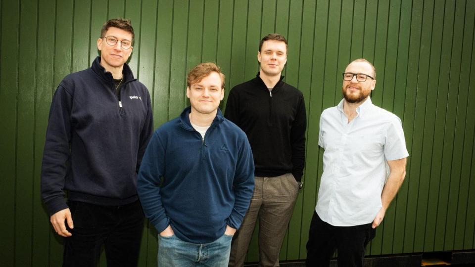 AI-platformen Spektr rejser 128 mio. kr. med en stor amerikansk venturefond i spidsen samt en række lokale danske venturefonde. Fra venstre mod højre de fire medstiftere Jeremy Joly (produktchef), Mikkel Skarnsager (direktør), Jan-Erik Aabo Wagner (direktør for omsætning) og teknologidirektør Ciprian Florescu. 