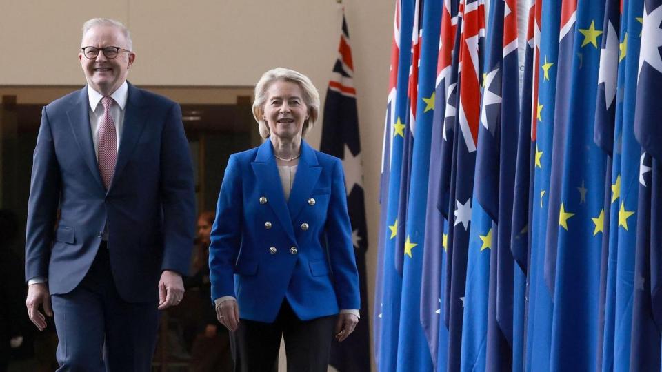 EU-Kommissionens formand, Ursula von der Leyen, underskrev mandag frihandelsaftalen med Australien i parlamentsbygningen i Canberra.