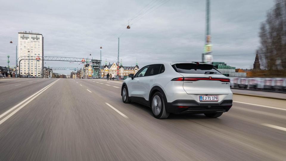 Changan Deepal S05 er 460 cm lang og har en akselafstand på 288 cm. Den lander midt i en voldsom konkurrence med biler som Skoda Elroq og MG S6.